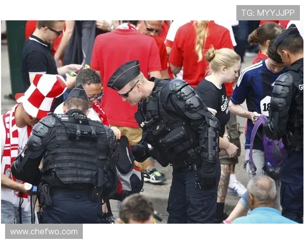 莱万终结依赖与战术角色如何体现？